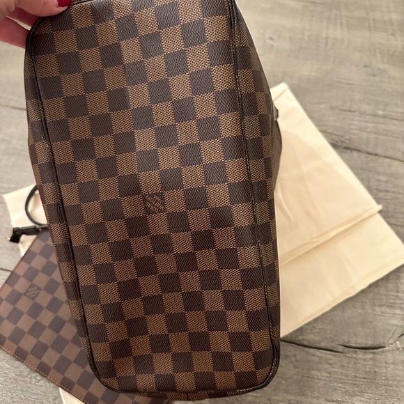 Neverfull MM. Used in good condition. - Picture 3 of 4